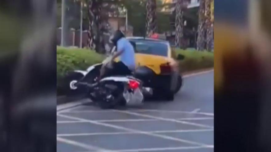 Un taxista embiste a una moto con dos ocupantes en Barcelona tras un pique de tráfico