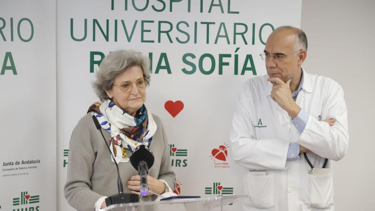 Cristina Vargas, paciente trasplantada de pulmón, junto al jefe de sección de Neumología del Reina Sofía, José Manuel Vaquero.