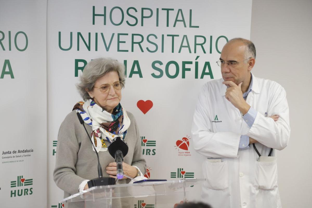 Cristina Vargas, paciente trasplantada de pulmón, junto al jefe de sección de Neumología del Reina Sofía, José Manuel Vaquero.