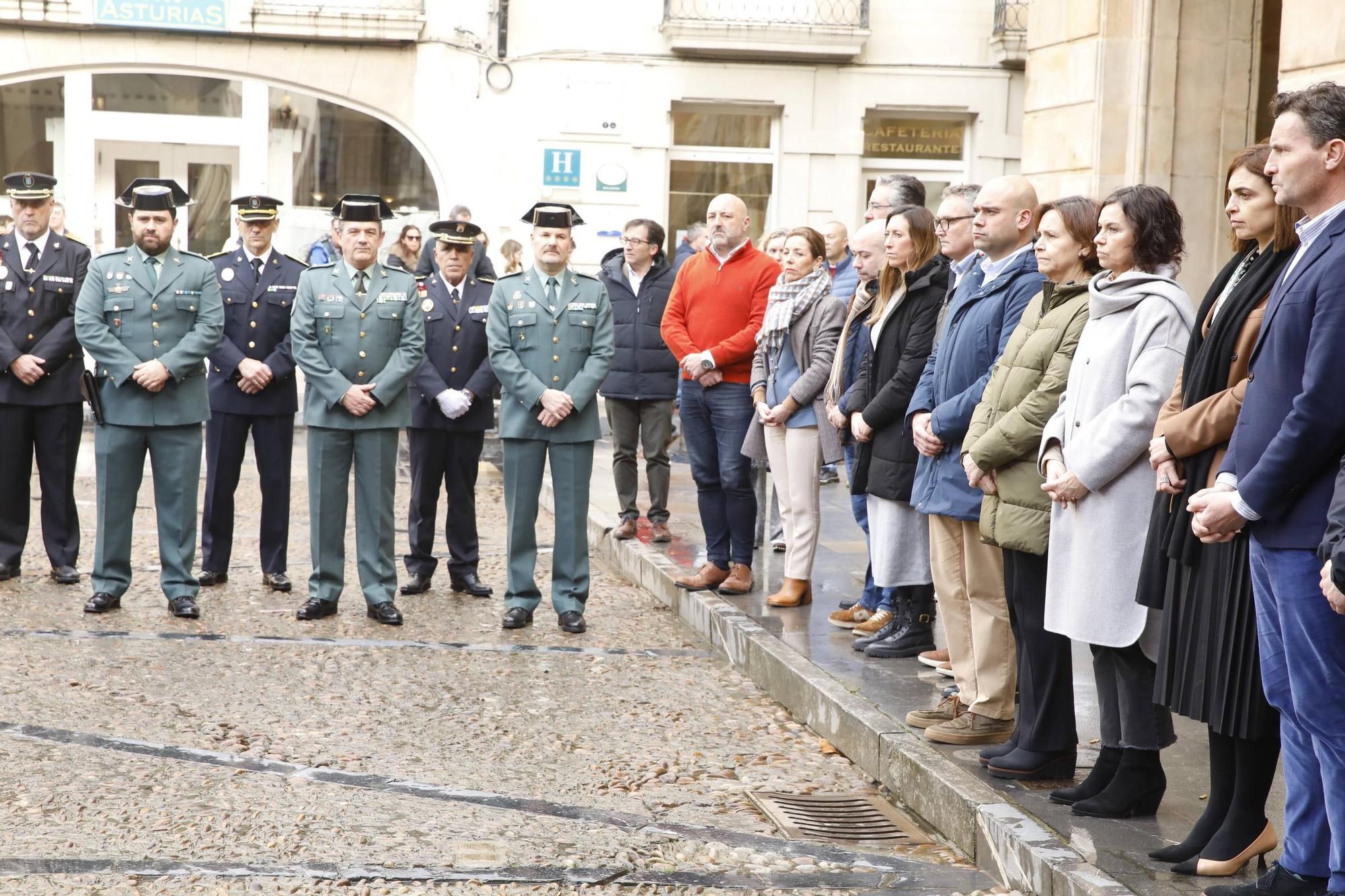 El minuto de silencio en Gijón por los dos guardias civiles asesinados en Barbate, en imágenes