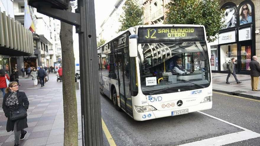 Un autobús de la línea San Claudio-Otero, a su paso por la calle Uría durante los servicios mínimos.