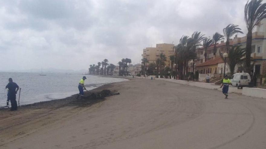 Trabajos de mejora, ayer, en la playa de Los Urrutias.