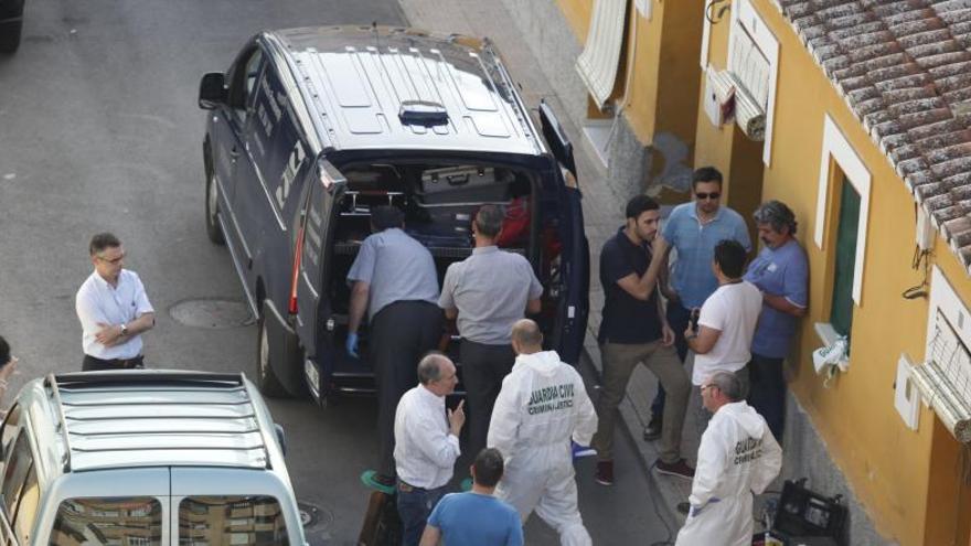 Operarios retiran el cadáver el día del crimen.