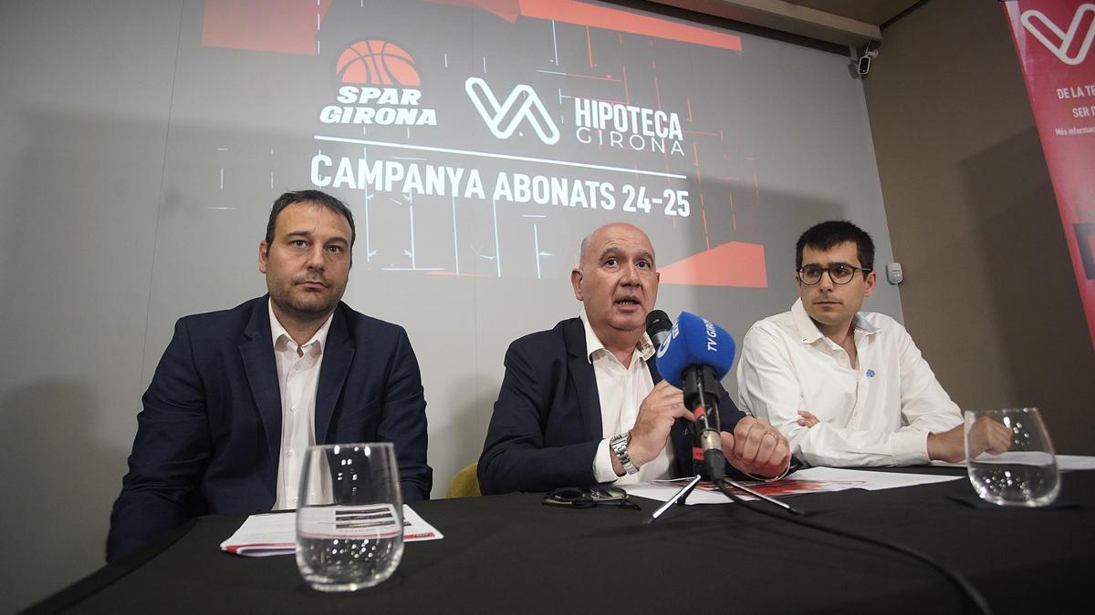 Per l'esquerra, Marc Brugué,  Cayetano Pérez i Alfons Arcas en la presentació de la campanya d'abonaments de l'Uni