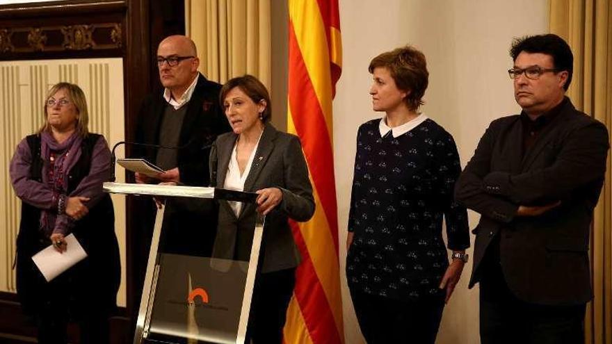 Forcadell (tercera por la izquierda), junto al resto de los miembros soberanistas de la Mesa del Parlamento catalán. // Efe