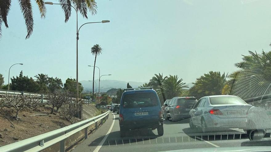 Las primeras consecuencias del corte del viaducto ya se dejan notar en la Circunvalación de Las Palmas de Gran Canaria, con tráfico lento en la GC-3 y acumulación de vehículos en varias vías alternativas.