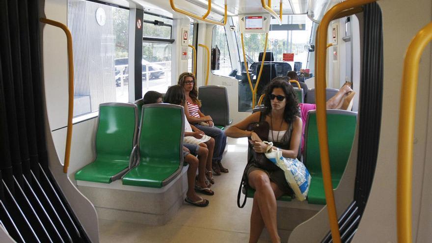 Usuarios en un vagón del metro de Málaga.