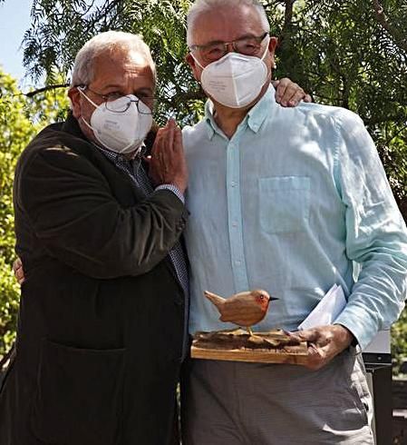 Víctor Vázquez, ex director general de Recursos Naturales, con el galardonado Antonio Suárez Marcos.  | Ángel González