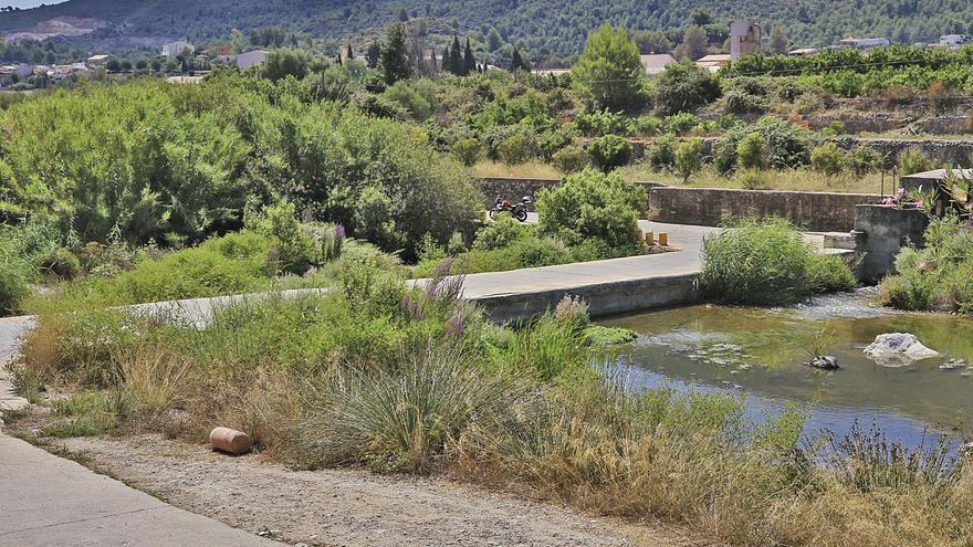 La CHJ sorprende a Villalonga con la orden de retirar un camino y un azud para «naturalizar» el Serpis