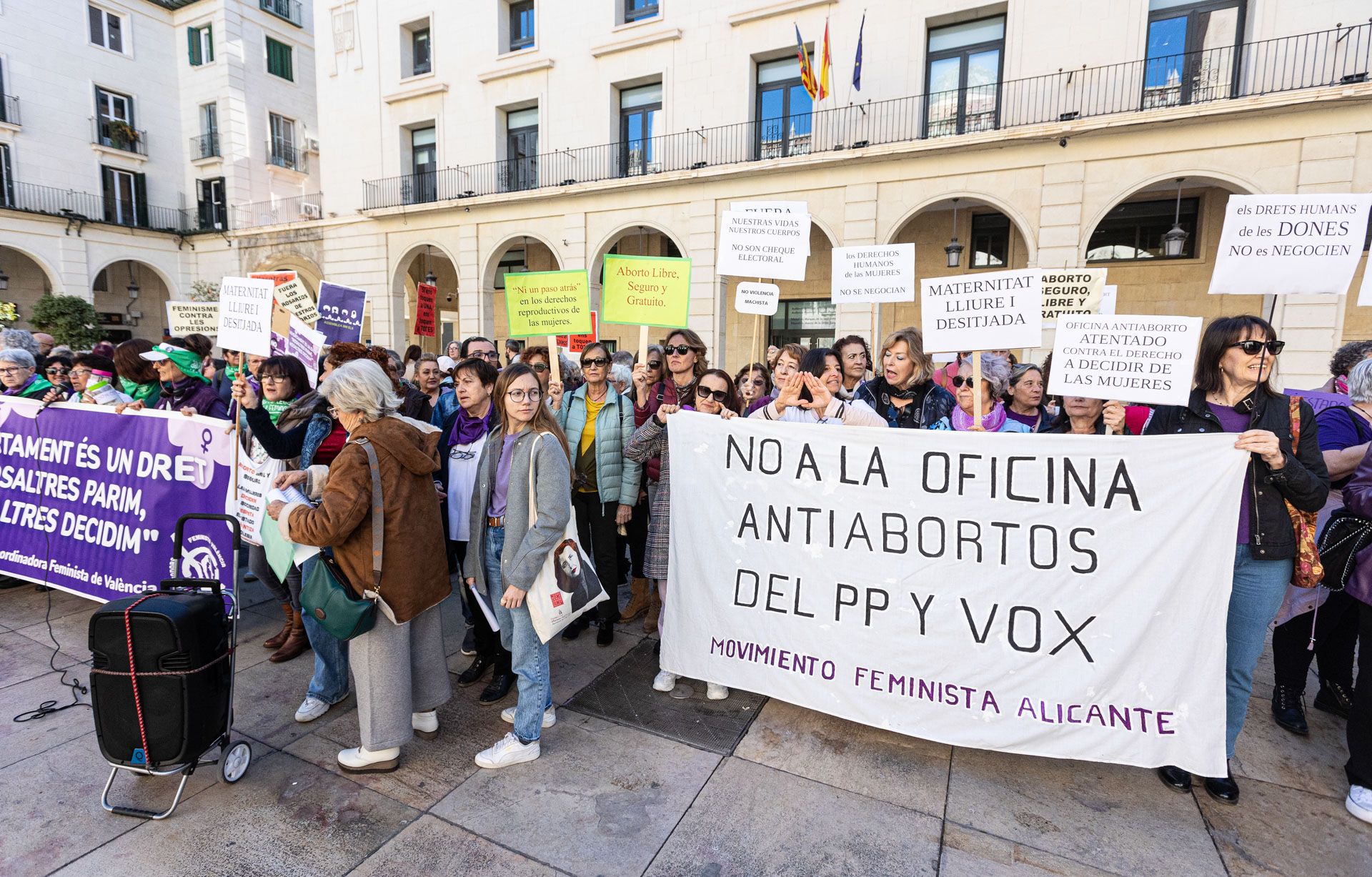 Colectivos feministas se concentran frente al Ayuntamiento de Alicante