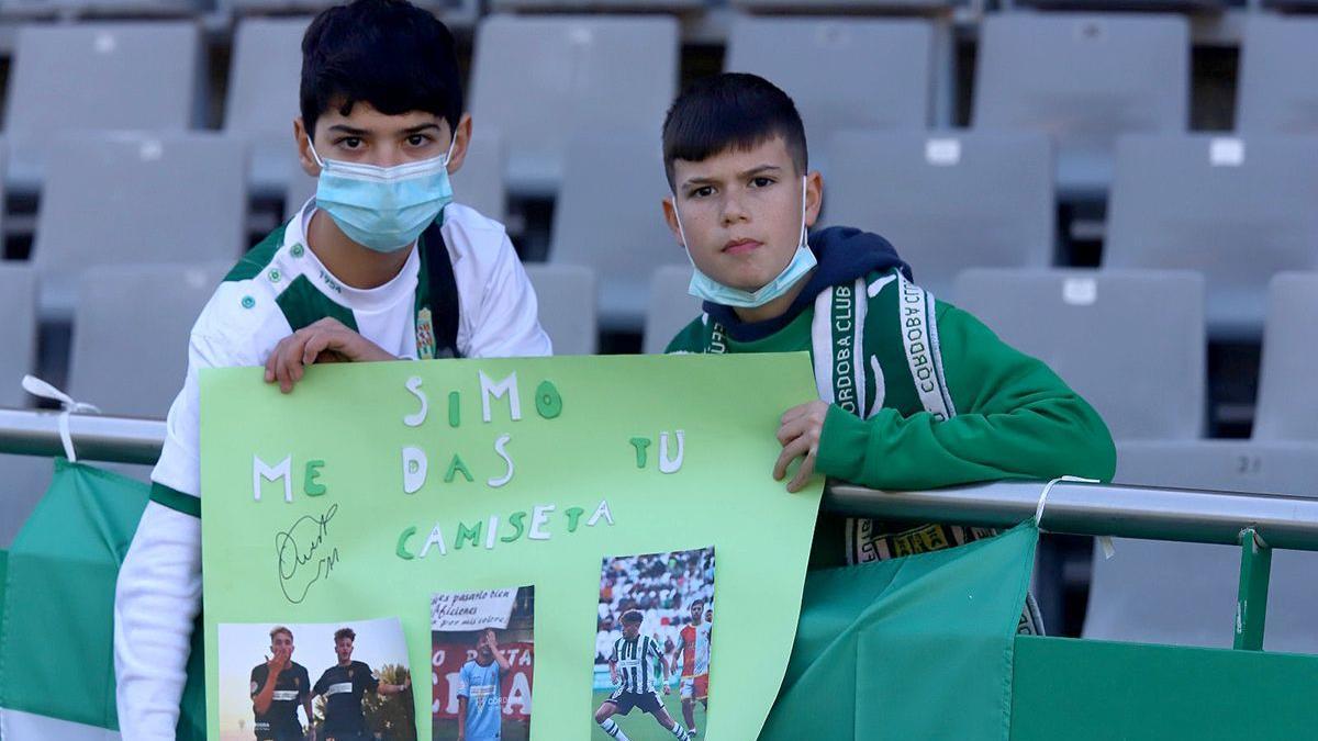 Aficionados jóvenes del Córdoba CF en El Arcángel.