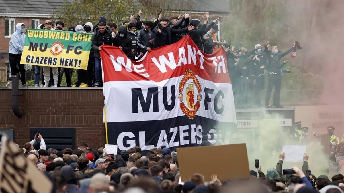 Aficionados del Manchester United manifestándose contra la directiva del club