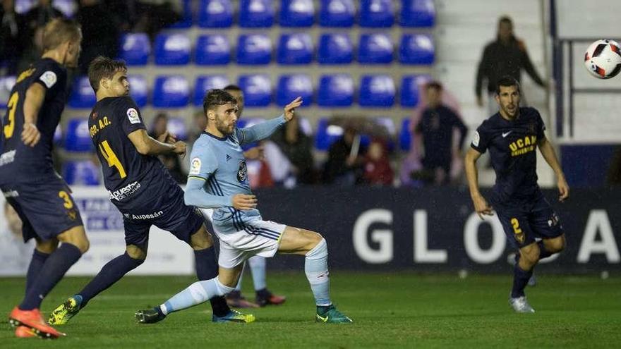 Sergi Gómez remata a la porteria del UCAM Murcia y anota su primer gol con el Celta. // LOF