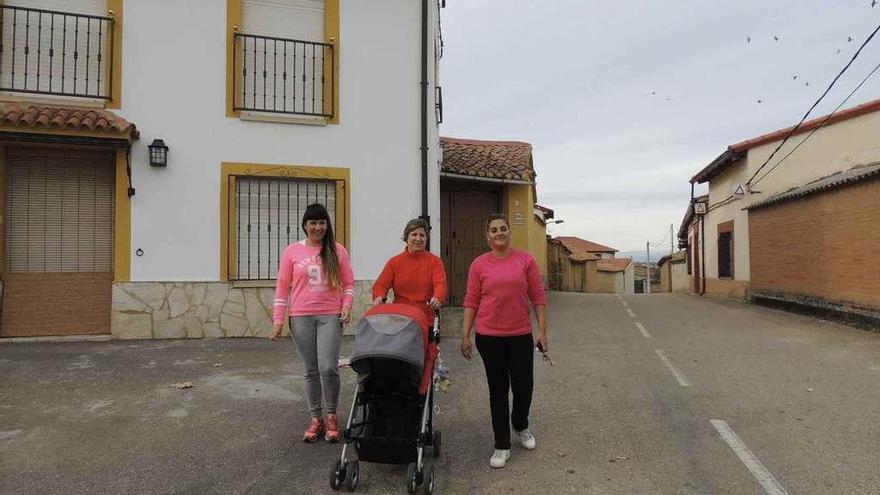 Tres vecinas de Melgar de Tera caminan ayer por la avenida del Generalísimo que se denominará de Artesanos.