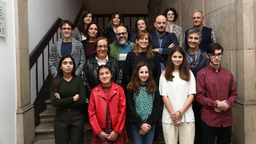 En primer término, por la izquierda, Natasha Kharazmi, Nayra Cortina, Lucía Ovies, Esfir Vietukh y Sergio Bustos; en segunda fila, Natalia González con las docentes Raquel García y Carmen Macías, del colegio Pumarín; en tercera fila, los docentes Tomás García y Mar Friera (IES Número 1) con Marcos Juez y Miguel Barrero; en última fila, Luz Luna, Beatriz Álvarez, Elena Fernández, Nuria Alonso e Ignacio Martín, todos profesores del Número 1. | Juan Plaza