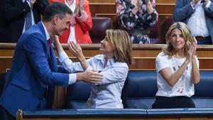 El presidente del Gobierno, Pedro Sánchez; la ministra de Transporte, Movilidad y Agenda Urbana, Raquel Sánchez y la vicepresidenta segunda y ministra de Trabajo y Economía Social, Yolanda Díaz, aplauden durante una sesión plenaria en el Congreso de los Diputados.