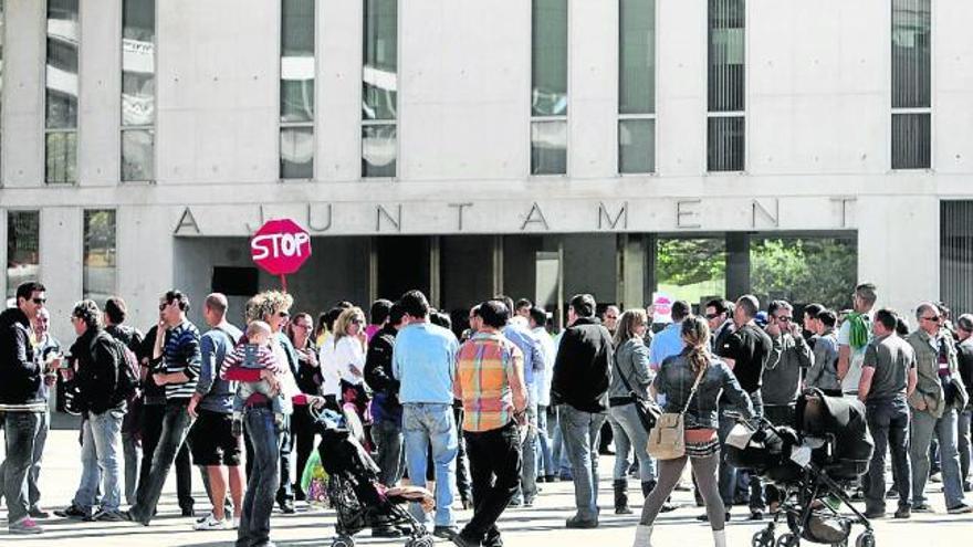 Policías locales concentrados frente al ayuntamiento para defender sus pluses salariales.