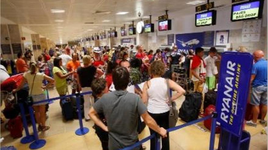 Passatgers de Ryanair embarcant a sla terminal de l&#039;aeroport de Girona