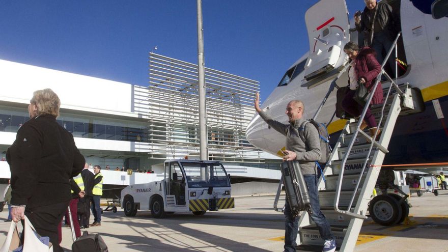 Pasajeros del primer vuelo que recibió el aeropuerto de Corvera procedente de Reino Unido el 15 de enero de 2019. | J.C.