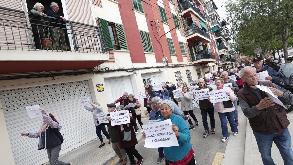 Protesta de jubilados de Son Cladera la semana pasada contra el desahucio de su local.