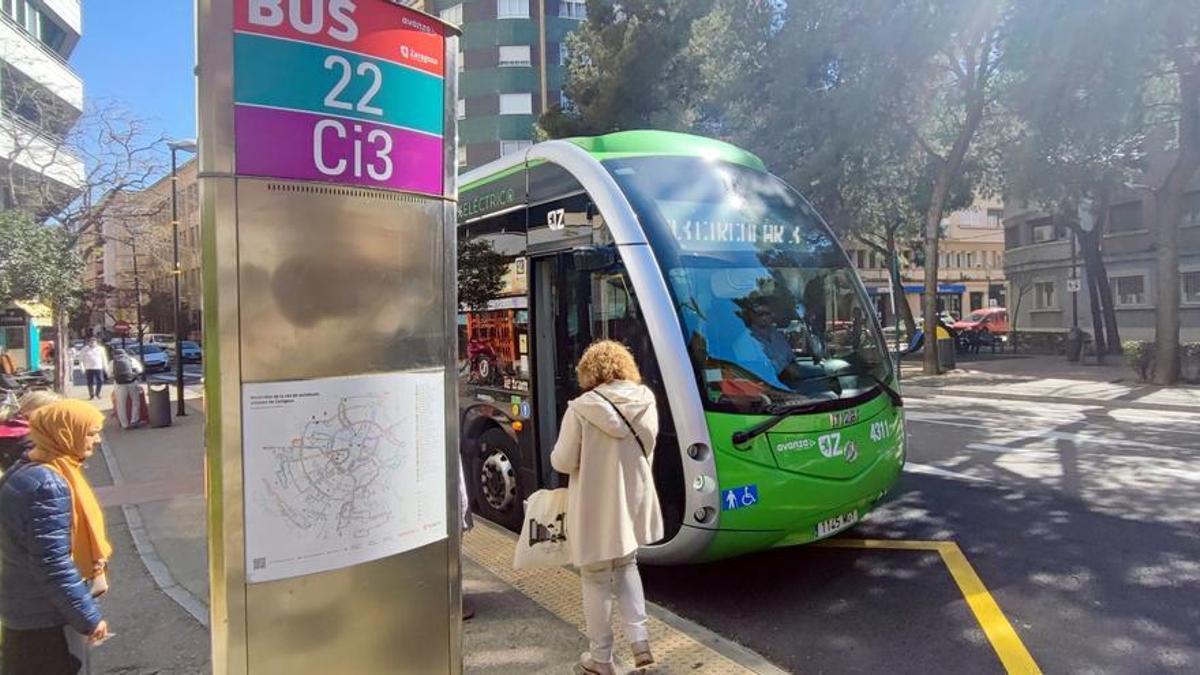 Uno de los aspectos que se vigilará más es la información que recibe el usuario del bus en las paradas.
