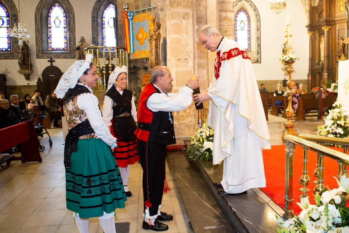 EN IMÁGENES: Misa de cofrades y reparto del bollo escarchado en Avilés EN IMÁGENES: Misa de cofrades y reparto del bollo escarchado en Avilés