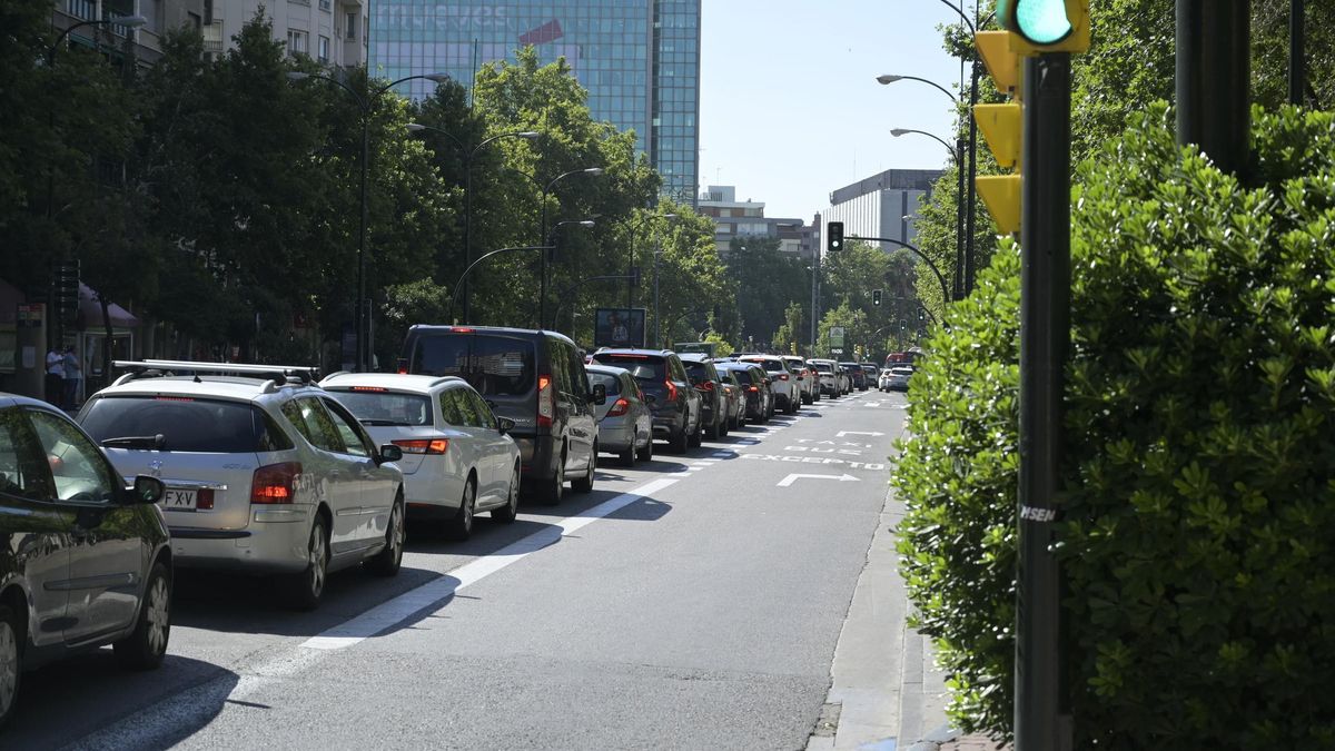 Coches en un semáforo de paseo Pamplona