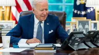 Imputado un consultor demócrata por suplantar a Biden con IA