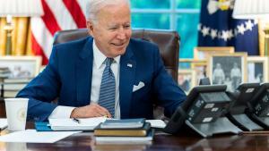 El presidente de EEUU, Joe Biden, habla a través del teléfono de la Casa Blanca