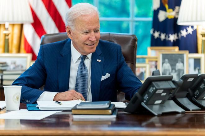 El presidente de EEUU, Joe Biden, habla a través del teléfono de la Casa Blanca