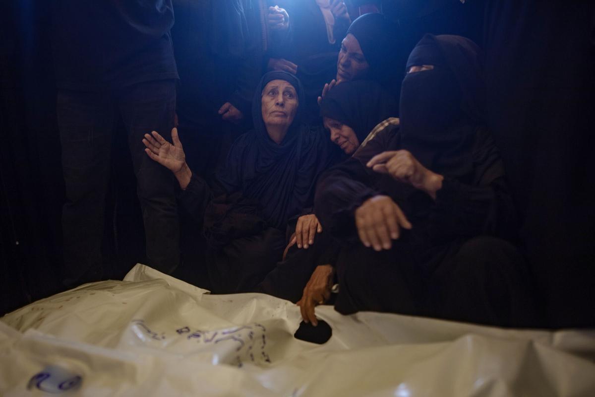 Mujeres palestinas lloran junto a los cuerpos de sus familiares en el Hospital Nasser, quienes murieron durante un ataque aéreo israelí en Jan Yunis, al sur de la Franja de Gaza, este miércoles.