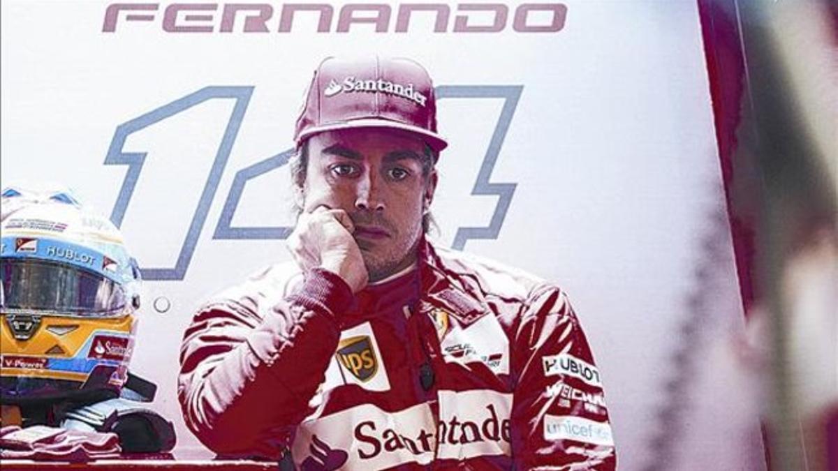 Alonso, pensativo, en el boxe de Ferrari, en el pasado Gran Premio de China en Shanghái.