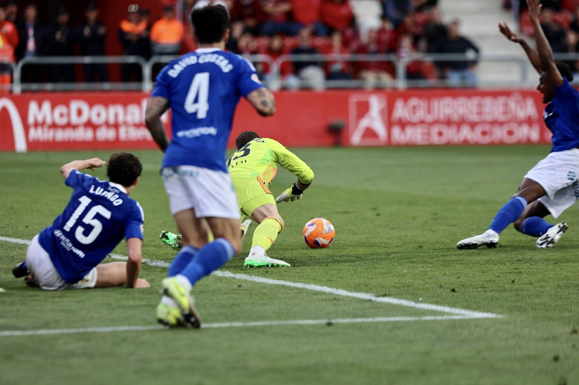 EN IMÁGENES: Ambientazo en la ida de la final por el ascenso a Primera entre Mirandés y Oviedo
