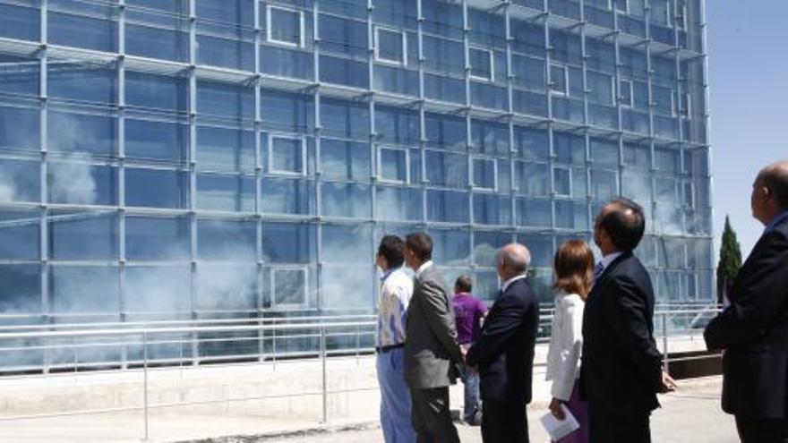 El edificio de la facultad de Económicas tiene una nueva fachada envolvente.