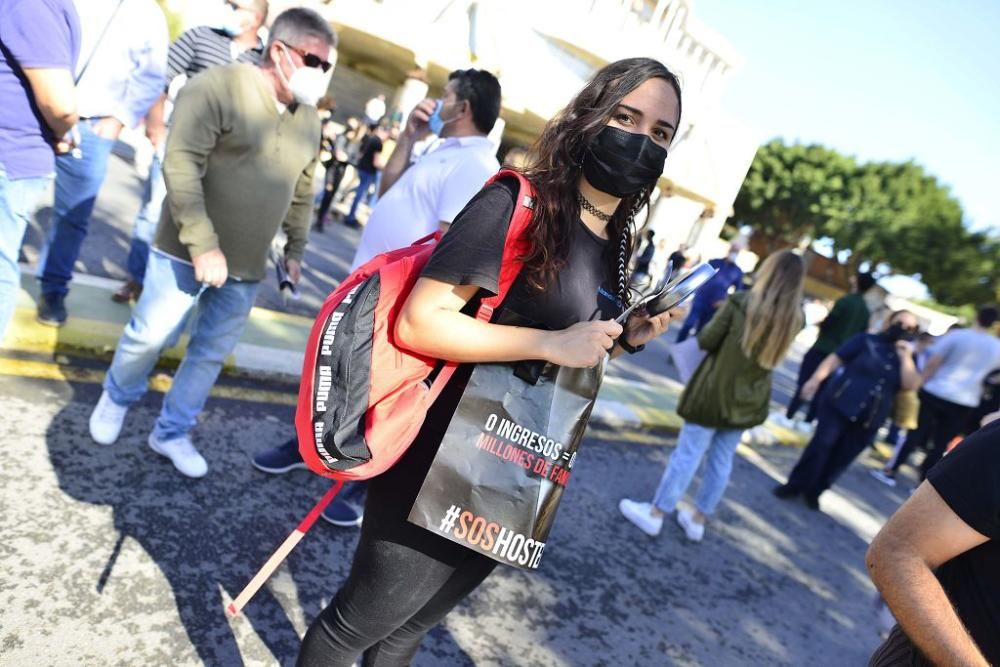 Los hosteleros protestan en las calles de Cartagena sin el apoyo de su patronal