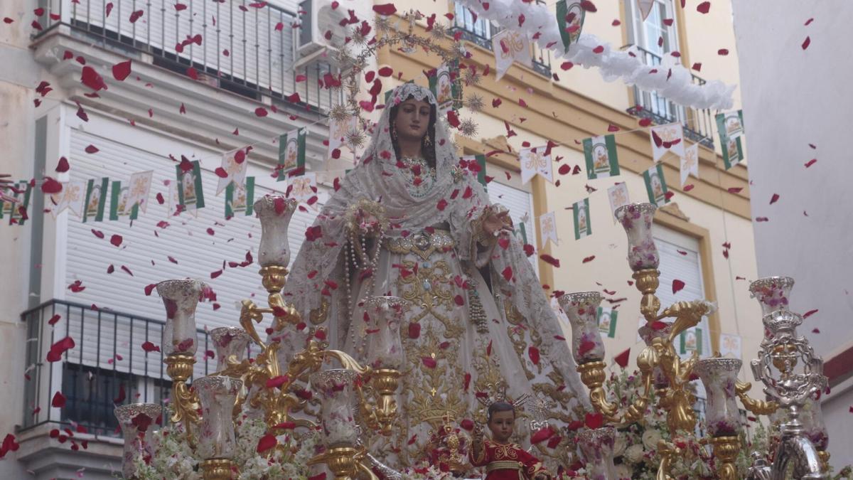 La Virgen del Rocío recorre la Victoria en su procesión por Pentecostés