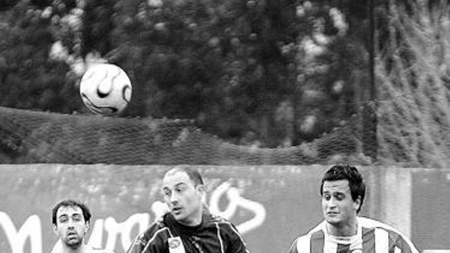 Chema Suárez intenta controlar el balón durante un Navarro-Siero.