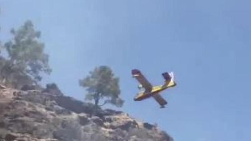 Incendio de Tasarte: Los medios aéreos actúan en el en el barranco de Lina