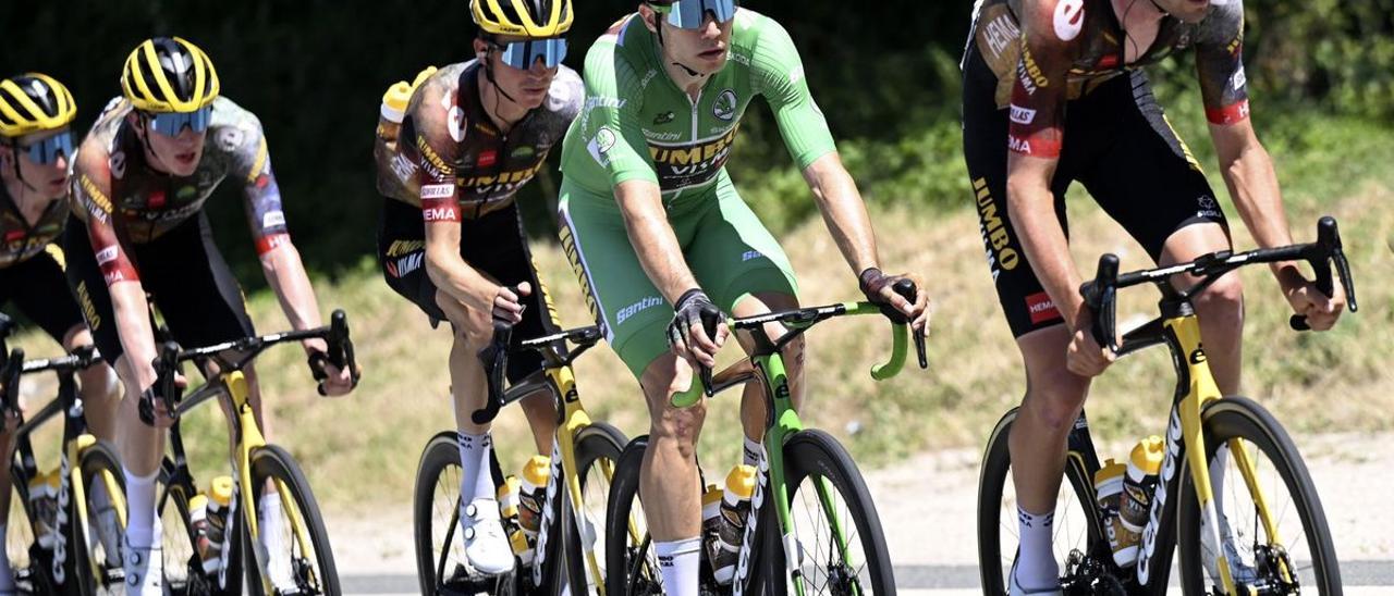 Wout van Aert, de verde, con sus compañeros del Jumbo.