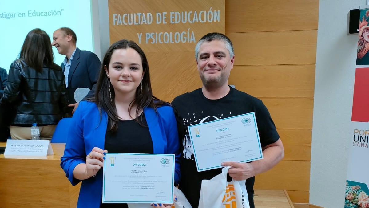 La alumna de Plasencia premiada por su investigación, junto a un profesor.