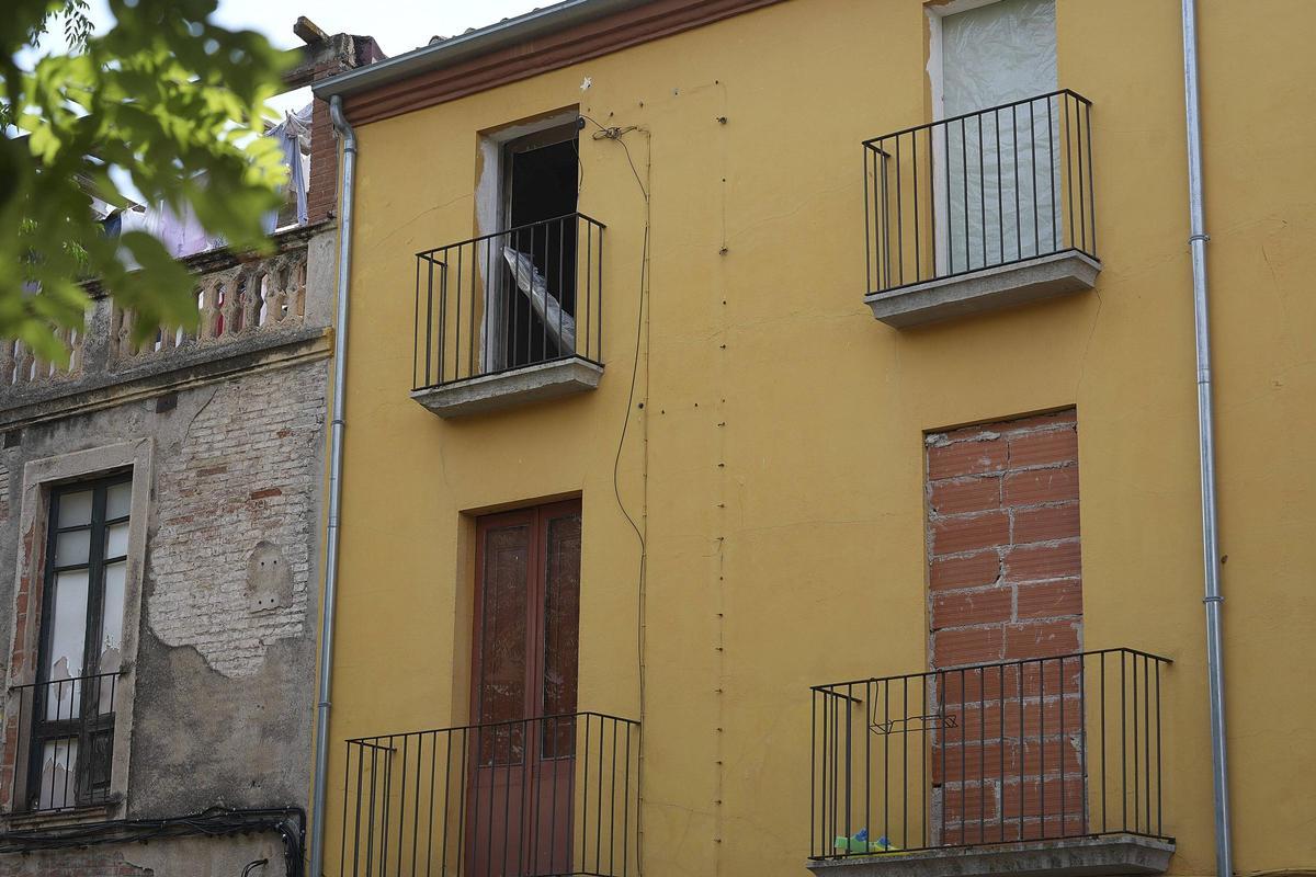 Diferents accessos de la casa estan blindats per evitar ocupacions.
