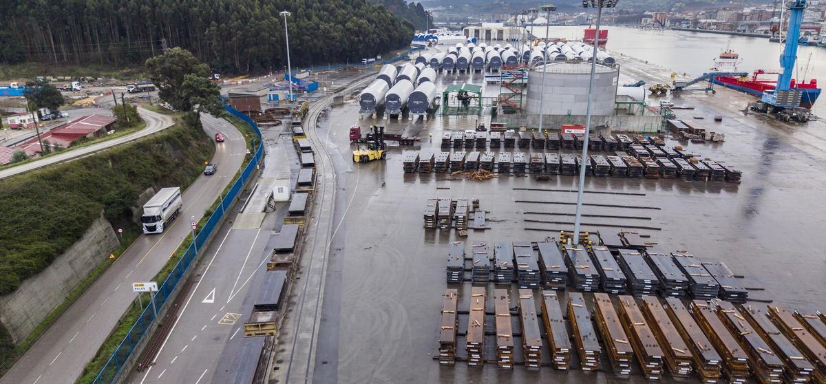 Actividad en los muelles de la margen derecha con tráfico siderúrgico.
