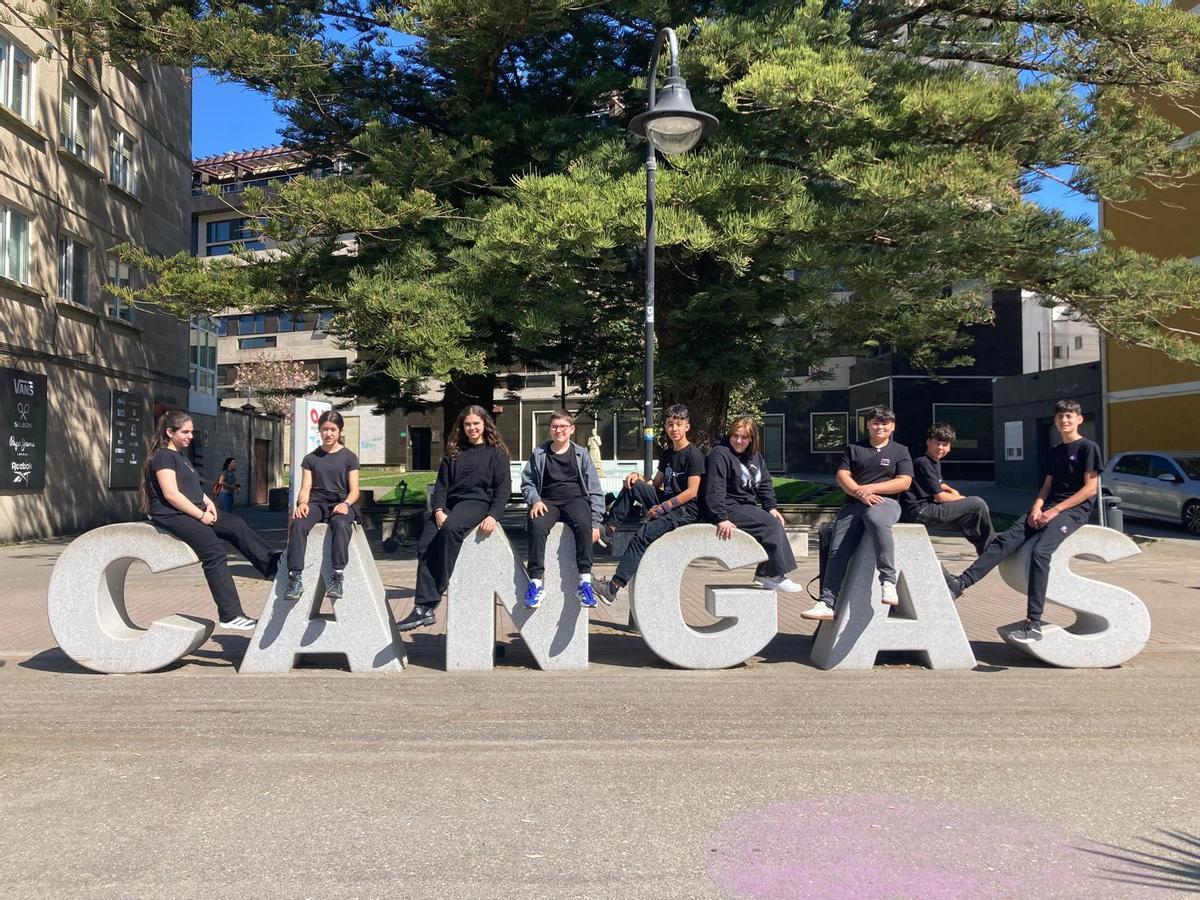 El grupo O son da lúa en las letras gigantes de Cangas.