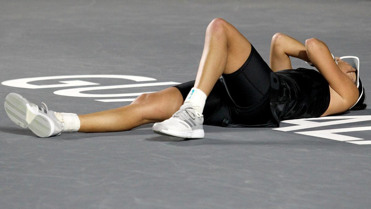 La española Garbine Muguruza celebra tras vencer a la estonia Anett Kontaveit durante el partido final de individuales del Torneo de las Finales de la WTA 2021 en Zapopan, México, el 17 de noviembre de 2021.