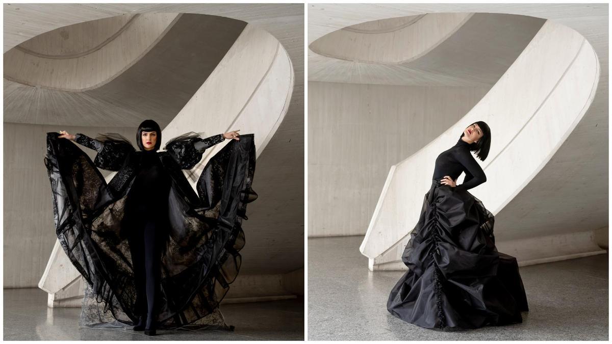 Marina Monzó con dos de los diseños de Lacroix para Cleopatra.