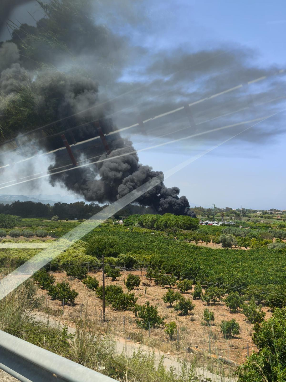 El incendio ha provocado una gran columna de humo negro