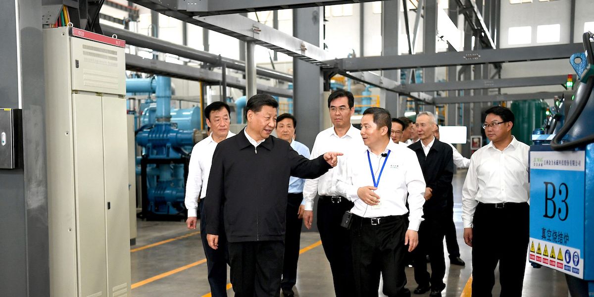 El presidente chino, Xi Jinping, inspecciona una planta de tierras raras