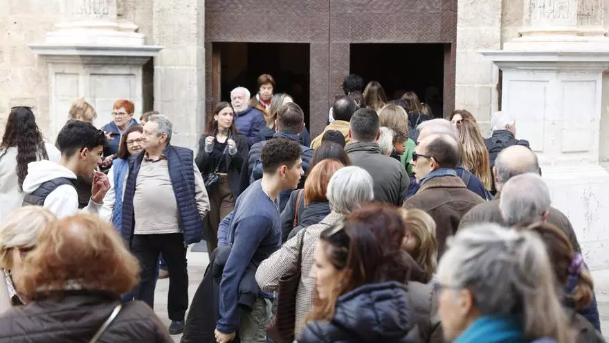 Colas para ver los frescos de los Santos Juanes y testimonios de los visitantes