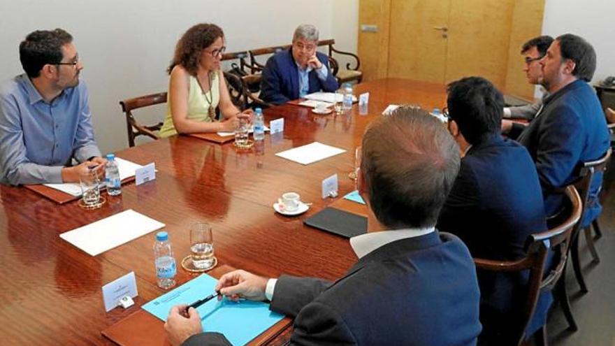 Imatge de la reunió, amb Oriol Junqueras i Catalina Cladera