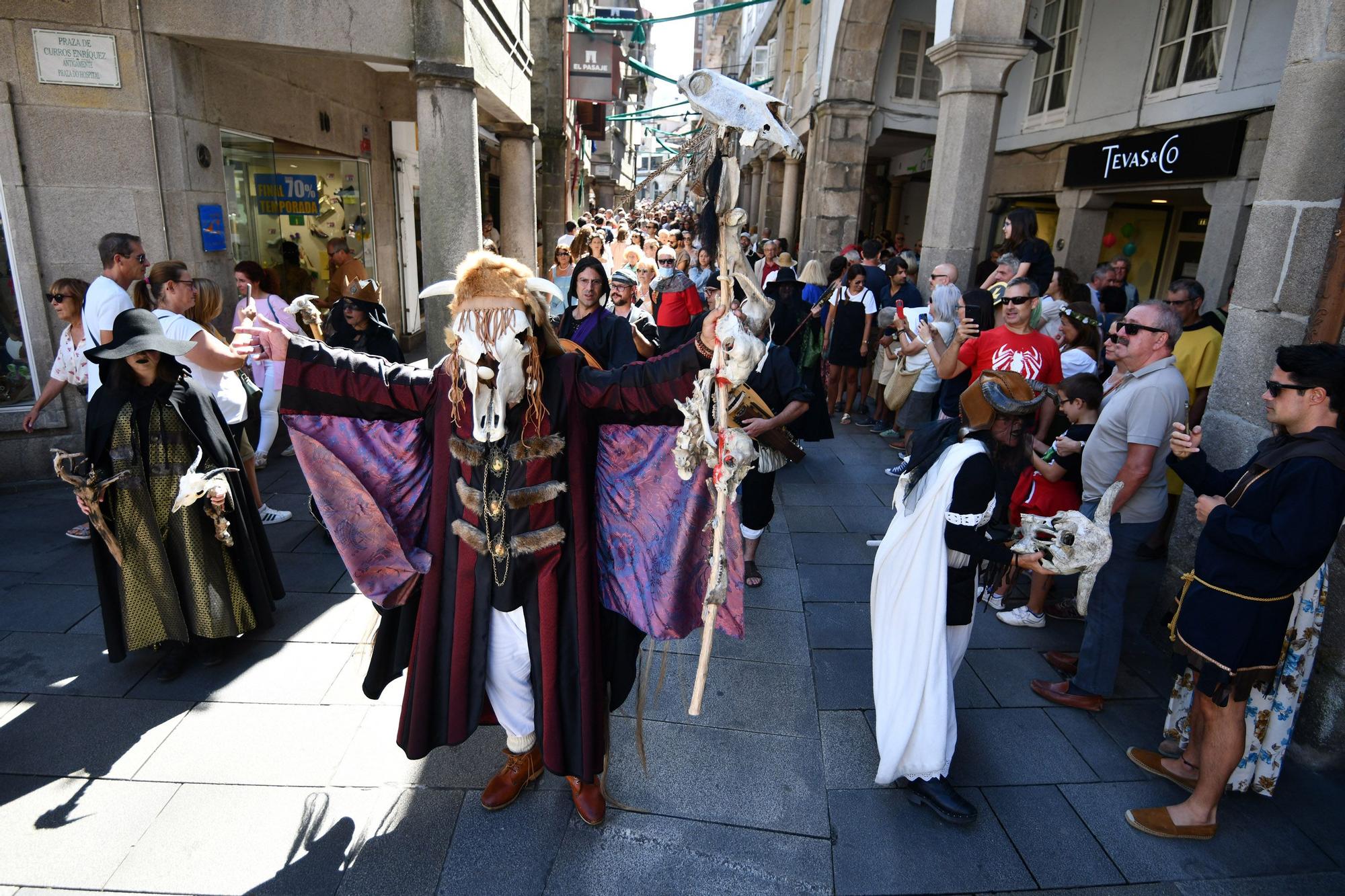 Cortesanos, bufones, damas y caballeros celebran el retorno de su señor: la Feira Franca anima Pontevedra